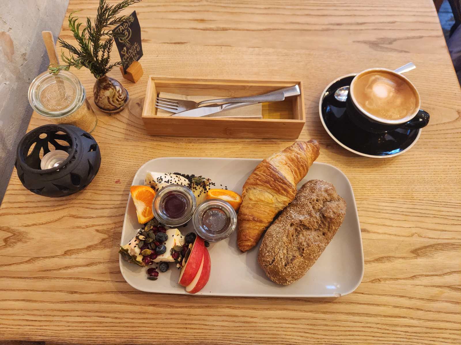 Frühstück mit Fruchtstücken