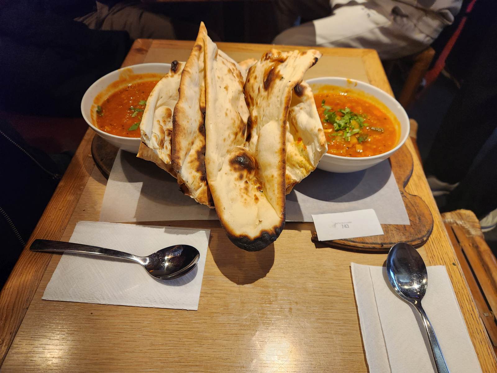 Linsen-Daal mit Naan