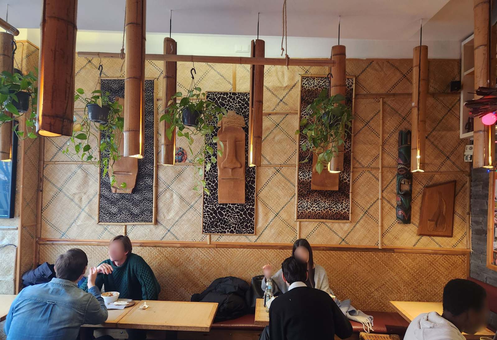 Holzgesichter und Deckenschmuck